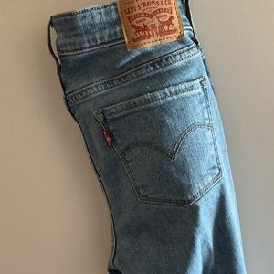 Low rise Levi’s jeans